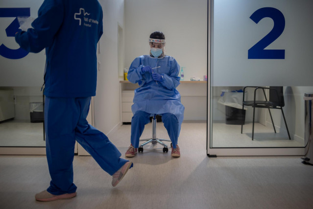 Una profesional sanitaria sostiene muestras de pruebas PCR en el edificio Garbí-Vall de Hebrón, en Barcelona, Catalunya (España), a 16 de febrero de 2021. Según ha señalado el Hospital Vall de Hebrón, el edificio Garbí-Vall de Hebrón está concebido para a