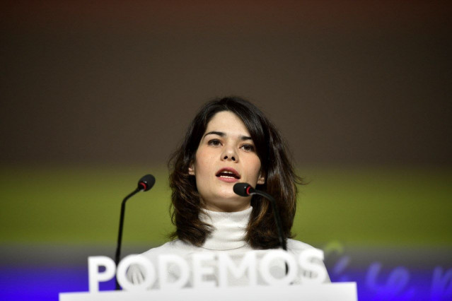 La portavoz de Podemos, Isa Serra, interviene en una rueda de prensa en la sede del partido