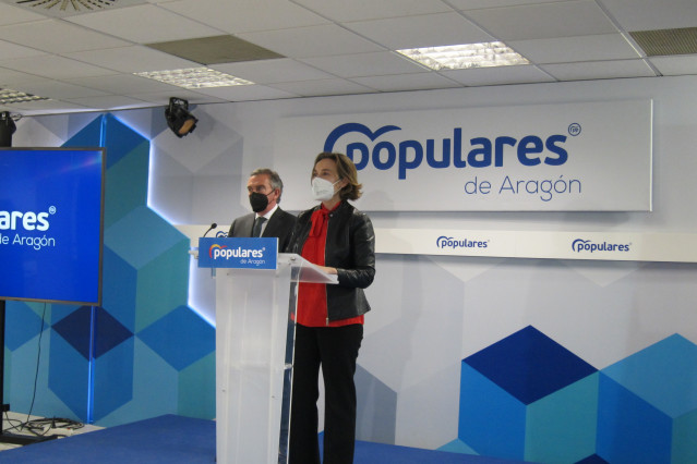 La portavoz del Grupo Popular en el Congreso de los Diputados, Cuca Gamarra, con el presidente del PP Aragón, Luis María Beamonte.