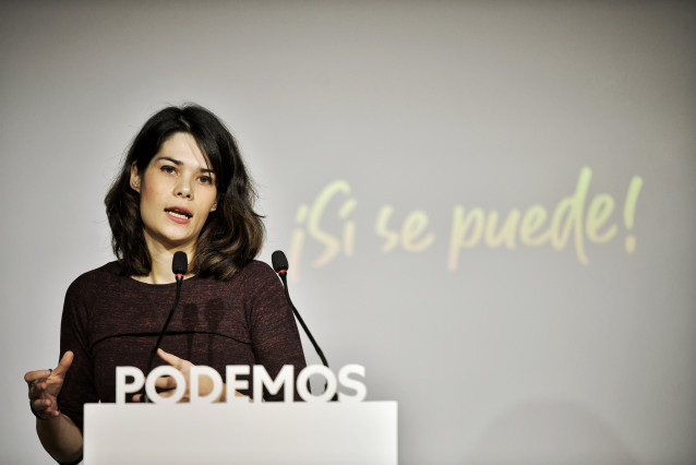 La portavoz de Podemos, Isa Serra, atiende a los medios de comunicación durante una rueda de prensa en la sede central de la formación morada.