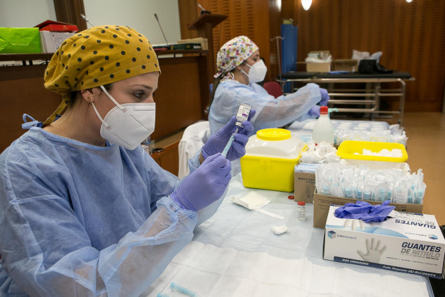 Una profesional sanitaria sostiene un vial de la vacuna AstraZeneca contra la COVID-19 en el Hospital de Mérida (Extremadura).