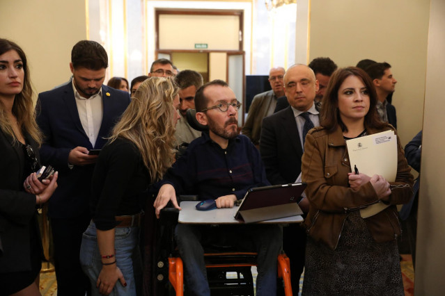 Archivo - El portavoz de Unidas Podemos en el Congreso de los Diputados, Pablo Echenique y la portavoz socialista en el Congreso, Adriana Lastra, con el portavoz de ERC, Gabriel Rufián, en un segundo plano a la izquierda