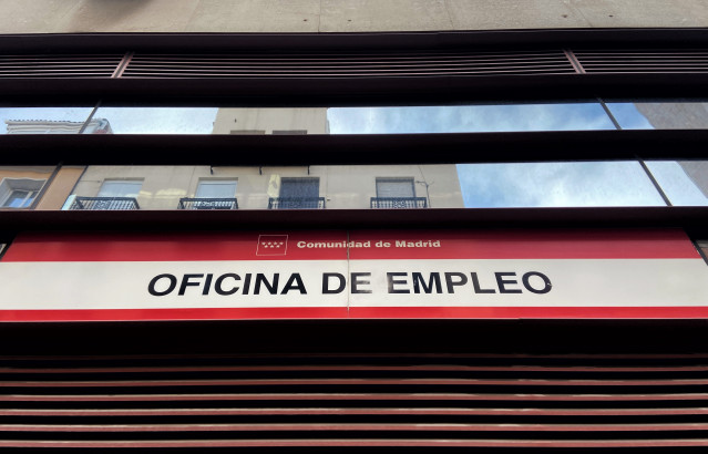 Archivo - Cartel en la entrada de una Oficina de Empleo de Madrid.