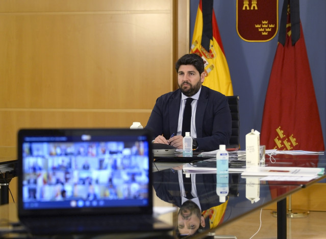 Archivo - El presidente López Miras en la videoconferencia mantenida con Pedro Sánchez
