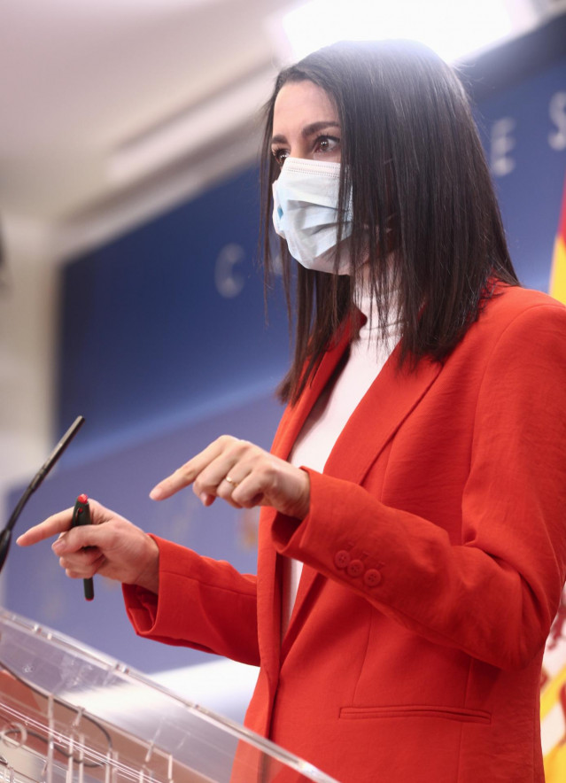 La líder de Ciudadanos, Inés Arrimadas, responde en una rueda de prensa posterior a una reunión de la Junta de Portavoces en el Congreso de los Diputados, en Madrid (España), a 23 de febrero de 2021.