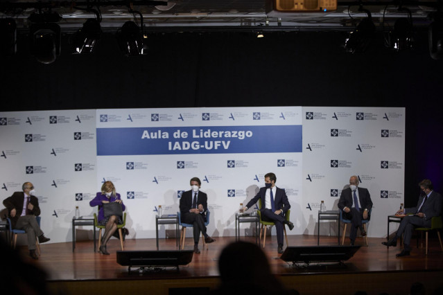 El expresidente del Gobierno José María Aznar y el presidente del PP, Pablo Casado, en el acto 'España, Constitución y libertad. 1996-2004, un análisis', en la Universidad Francisco de Vitoria, Madrid, (España), a 2 de marzo de 2021.