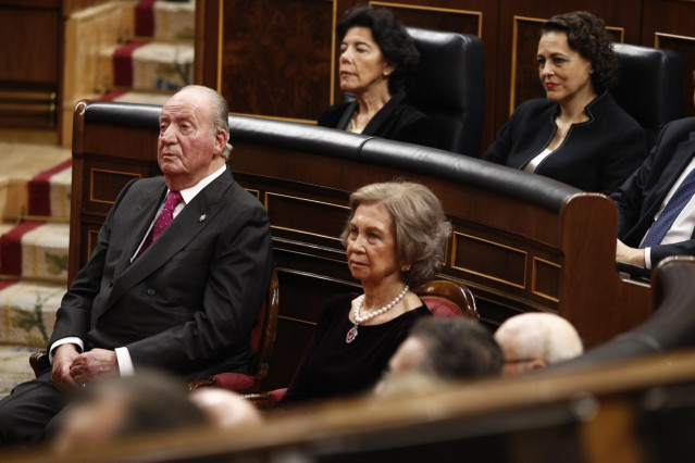 Archivo - Los reyes eméritos don Juan Carlos y doña Sofía en el acto conmemorativo del 40º aniversario de la Constitución de 1978.