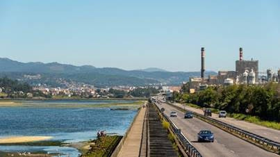 Archivo - Cambio climático.- La plantilla de Ence clama contra la Ley de Cambio Climático, que amenaza la fábrica de Pontevedra