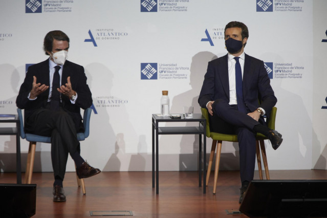 El expresidente del Gobierno José María Aznar y el presidente del PP, Pablo Casado, participan en la sesión 'España, Constitución y libertad. 1996-2004, un análisis', en la Universidad Francisco de Vitoria. En Madrid, a 2 de marzo de 2021.