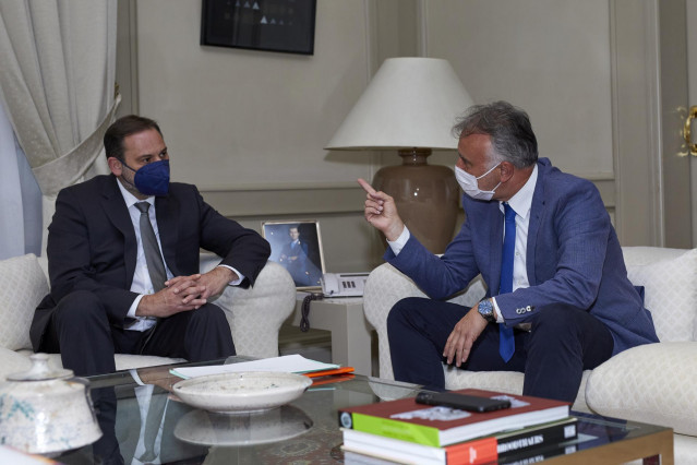 El presidente de Canarias, Ángel Víctor Torres (d), durante una reunión de trabajo con el ministro de Transportes, Movilidad y Agenda Urbana, José Luis Ábalos (i), en la sede de su ministerio, en Madrid, (España), a 2 de marzo de 2021. Esta es la segunda