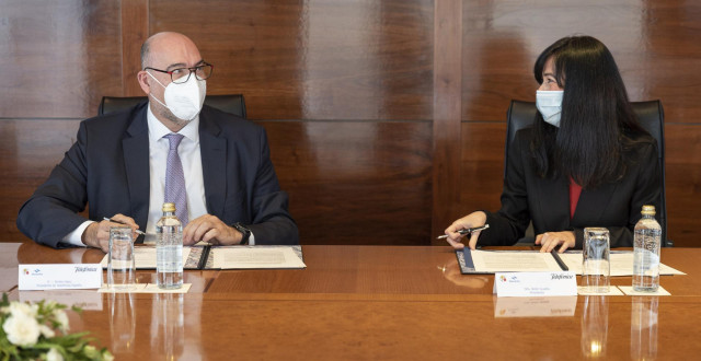El presidente de Telefónica España, Emilio Gayo, y la presidenta de Navantia, Belén Gualda, en la firma del acuerdo.