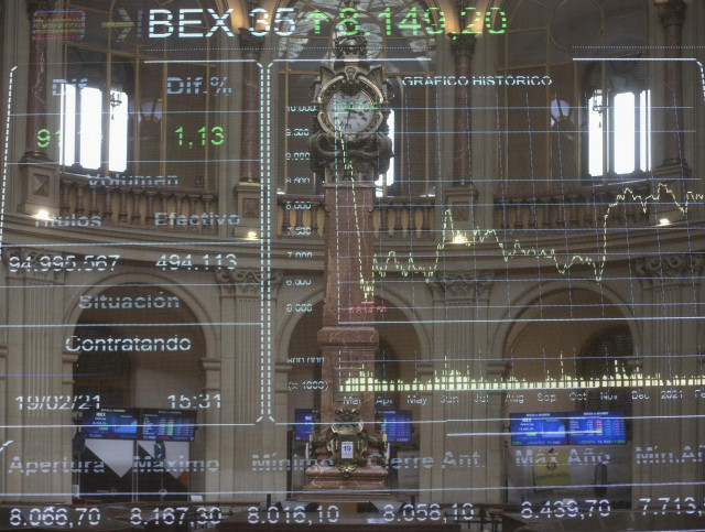 Valores económicos en el Palacio de la Bolsa de Madrid (España), a 19 de febrero de 2021. El Ibex 35 experimentaba un alza del 0,7% en la media sesión de este viernes, lo que llevaba al selectivo a situarse en los 8.114,6 enteros a las 12.01 horas, en un