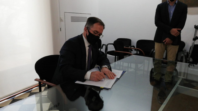 El conseller de Movilidad y Vivienda, Josep Marí, firma la primera resolución de expropiación de viviendas de grandes propietarios en Baleares.