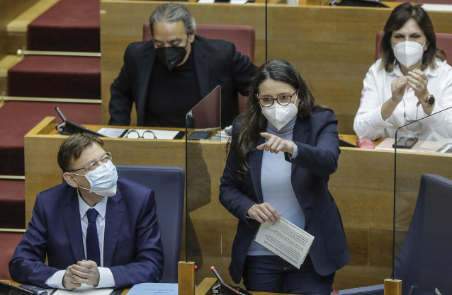 El presidente de la Generalitat, Ximo Puig y la vicepresidenta, portavoz y consejera de Igualdad y Políticas Inclusivas de la Generalidad Valenciana por Compromís, Mónica Oltra durante una Sesión de Control al Gobierno valenciano, en las Corts valencianes