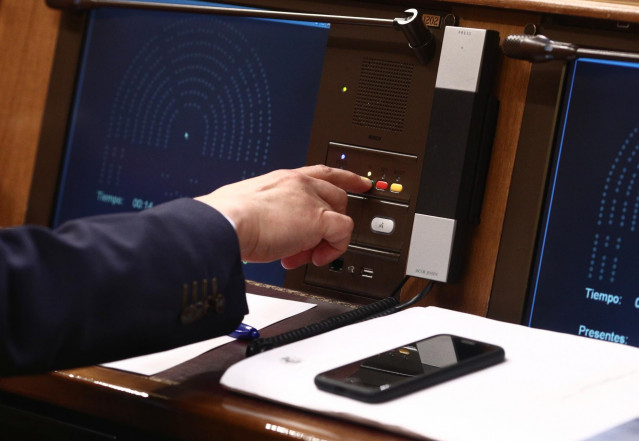 Un diputado votando en el hemiciclo del Congreso