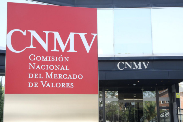 Archivo - Cartel a la entrada del edificio de la Comisión Nacional del Mercado de Valores (CNMV) en Madrid.