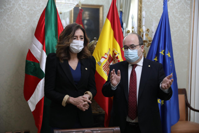 El ministro de Política Territorial y Función Pública, Miquel Iceta, durante una reunión de trabajo con la consejera de Gobernanza Pública y Autogobierno del Gobierno Vasco, Olatz Garamendi, en Madrid.