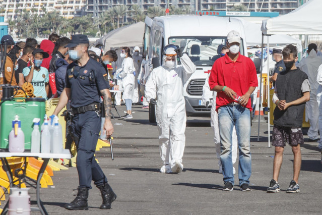 Archivo - Un policía nacional participa en el dispositivo por la llegada de migrantes a Canarias el pasado mes de noviembre