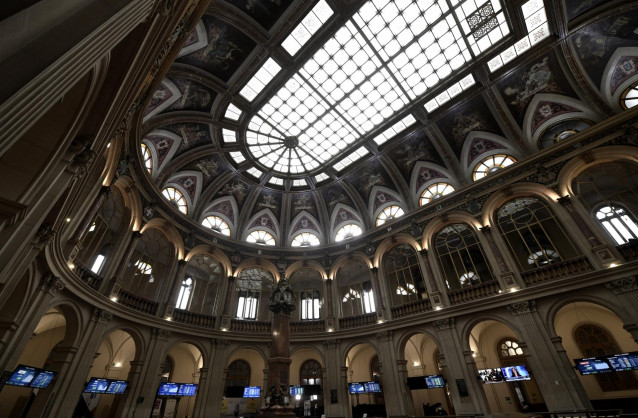 Interior del edificio de la Bolsa de Madrid, (España), a 3 de marzo de 2021. La Bolsa ha comenzado la sesión de este miércoles con una subida del 0,54% que permitía al selectivo madrileño cotizar en los 8.402,30 puntos en una apertura protagonizada por el