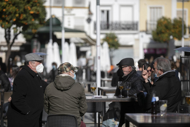 Archivo - Personas en la terraza de un bar, en Sevilla