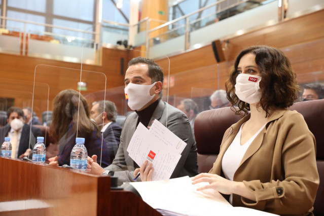 Imagen de recurso del vicepresidente, consejero de Deportes, Transparencia y portavoz, Ignacio Aguado, y la presidenta de la Comunidad de Madrid, Isabel Díaz Ayuso, durante una sesión plenaria celebrada en la Asamblea de Madrid.