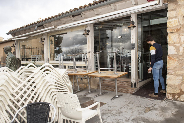 Un camarero trabaja en el exterior de un bar en el casco histórico de Cuenca