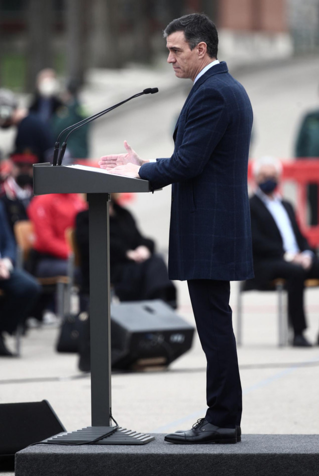 El presidente del Gobierno, Pedro Sánchez, interviene durante un acto de destrucción simbólica de casi 1.400 armas, en el Colegio de Guardias Jóvenes Duque de Ahumada, en Valdemoro, Madrid (España), a 4 de marzo de 2021. La mayoría de las armas fueron inc