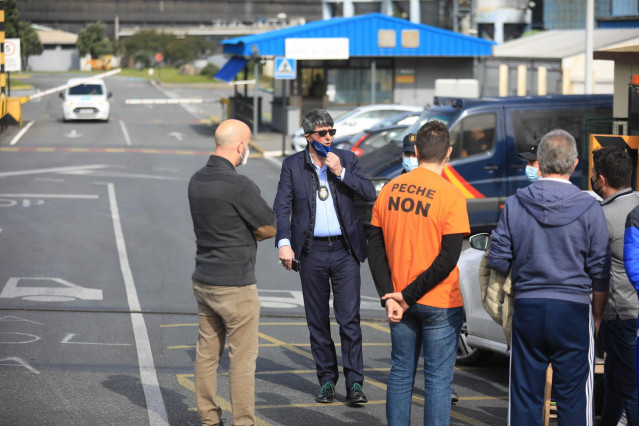 Varios agentes con trabajadores en las inmediaciones de la fábrica de Alu Ibérica en A Coruña, Galicia (España), a 4 de marzo de 2021.