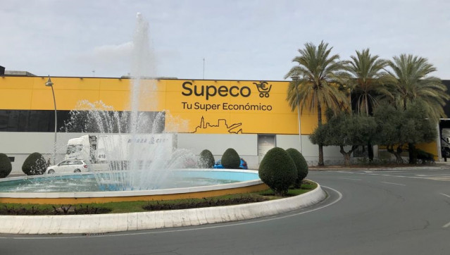 Archivo - Establecimiento 'Supeco' de Carrefour en Alcalá de Guadaíra (Sevilla).