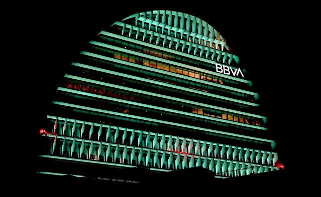 El edificio La Vela de BBVA iluminado de color verde.