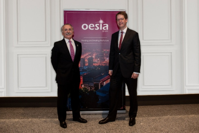 El presidente ejecutivo de Grupo Oesía, Luis Furnells, y el director general de IESE Business School, Franz Heukamp, durante la firma del acuerdo.