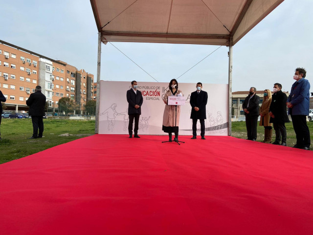 En Torrejón de Ardoz, la presidenta de la Comunidad de Madrid, Isabel Díaz Ayuso, junto con el exjugador de fútbol Iker Casillas, presenta el proyecto del nuevo centro público de Educación Especial en Torrejón de Ardoz