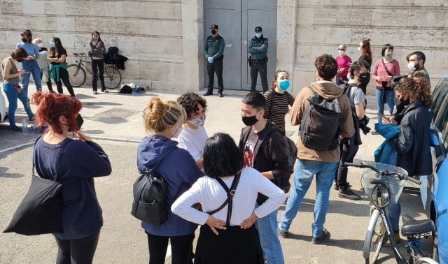 Concentración ante la sede de la Delegación del Gobierno en València, donde un grupo de jóvenes ha entrado para exigir la retirada de la Ley Mordaza y de multas a feministas