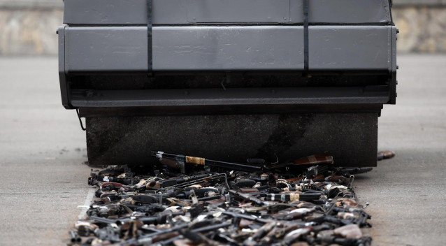 Una apisonadora pasa por encima de varias armas de grupos terroristas durante un acto de destrucción simbólica en Valdemoro