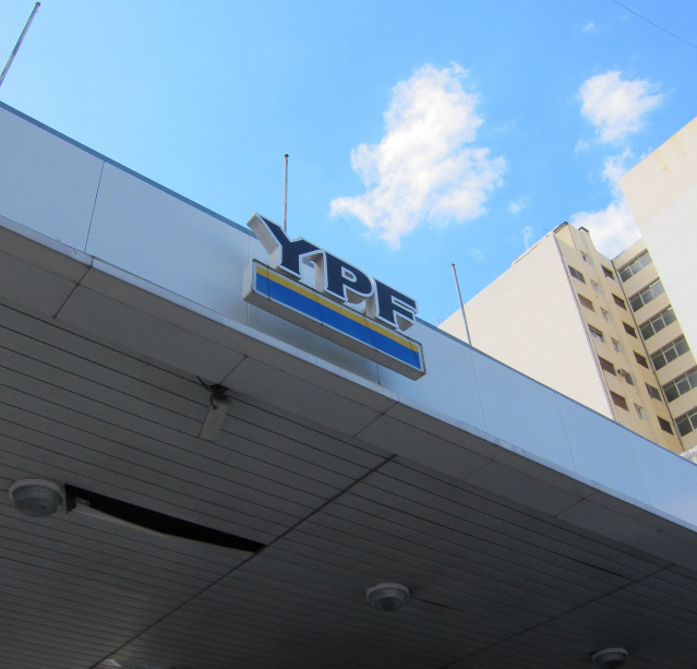 Archivo - Gasolinera YPF de Buenos Aires (Argentina)