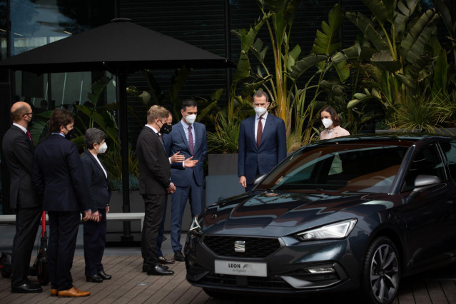 El presidente del Gobierno, Pedro Sánchez (6i), y el Rey Felipe VI (2d) a su llegada a las instalaciones que el fabricante automovilístico SEAT tiene en Martorell con motivo de haberse cumplido 70 años de su creación, en Martorell, Barcelona, Catalunya (E