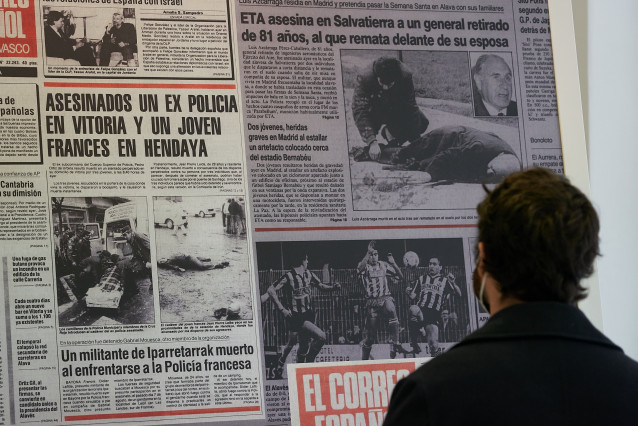 Una persona observa una de las portadas de periódicos que componen la exposición 