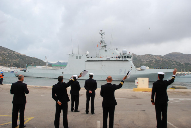 El buque 'Furor' parte de su base, en Cartagena