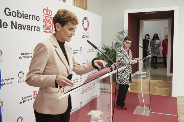 La presidenta del Gobierno de Navarra, María Chivite (i) y la ministra de Asuntos Exteriores, Unión Europea y Cooperación, Arancha González Laya (d).