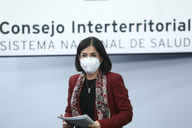 La ministra de Sanidad, Carolina Darias, tras ofrecer una rueda de prensa después de la reunión del Consejo Interterritorial del Sistema Nacional de Salud, en Madrid (España), a 3 de marzo de 2021. Según ha informado Darias, este fin de semana van a llega