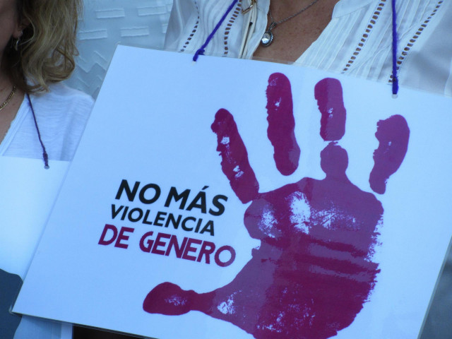 Archivo - Cartel portado por una mujer en una concentración contra la violencia machista