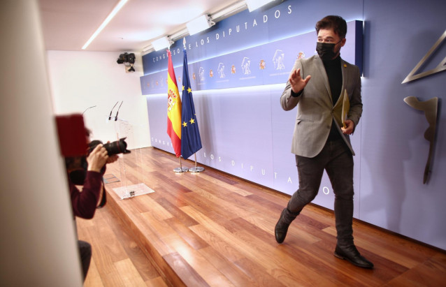 El portavoz de ERC en el Congreso, Gabriel Rufián, se despide tras una rueda de prensa de la Junta de Portavoces programada en la Sala Mariana Pineda del Congreso d