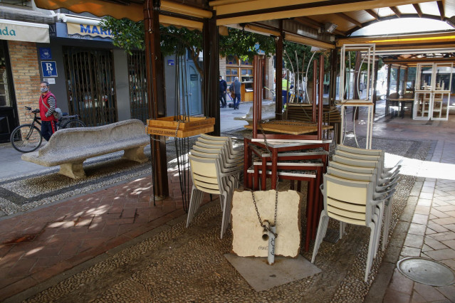 Archivo - Un bar cerrado en una de las calles comerciales de la ciudad de Granada, vacía y con sus comercios y bares cerrados