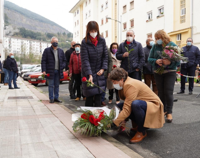 Ofrenda floral del PSE-EE en homenaje a Isaías Carrasco