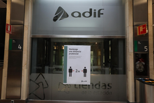 Archivo - Cartel en el que se lee 'Mantenga una distancia prudencial' en la Estación de Chamartín.