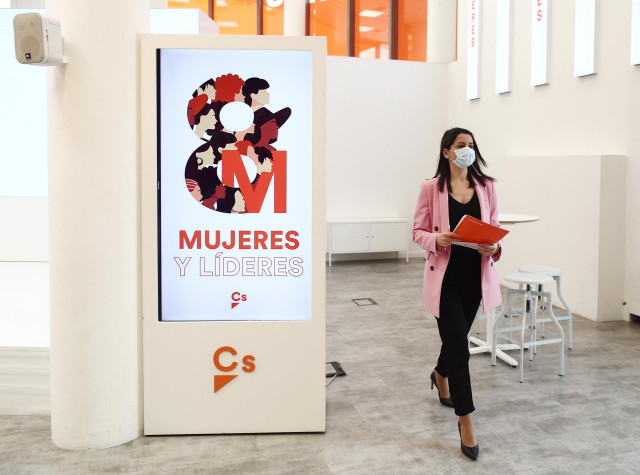 La presidenta de Ciudadanos, Inés Arrimadas, antes de ofrecer una rueda de prensa en la sede del partido en Madrid.