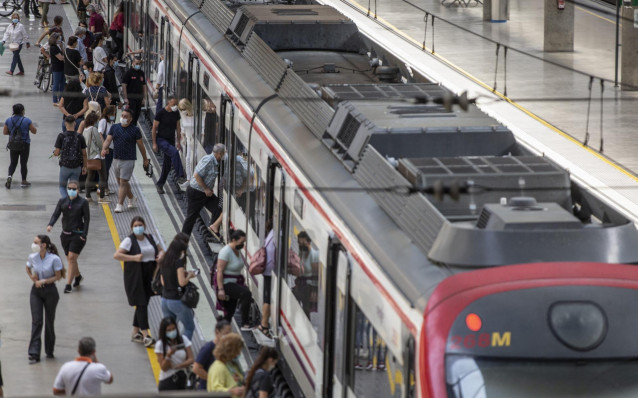 Archivo - Viajeros suben a un tren de cercanías en la estación de tren de Santa Justa