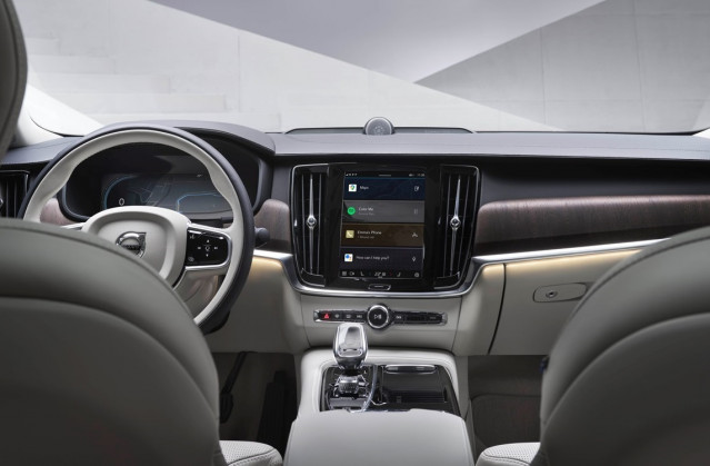 Imagen del interior de un Volvo con el sistema de infoentretenimiento desarrollado con Google.