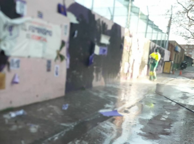 Operarios con hidrolimpiadoras en el mural vandalizado de Ciudad Lineal