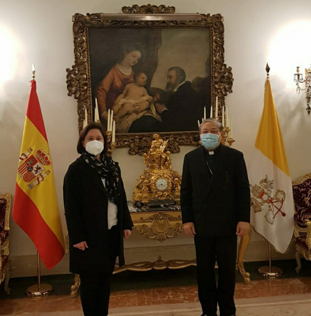 El nuncio en España, Bernardito Auza, y la presidenta de APROGC, Begoña Uña Cantalapiedra, en su reunión del pasado 8 de febrero